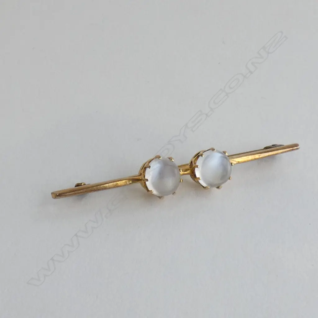 C1900 9CT GOLD 2 MOONSTONE BAR BROOCH 4.9GMS Image 1++