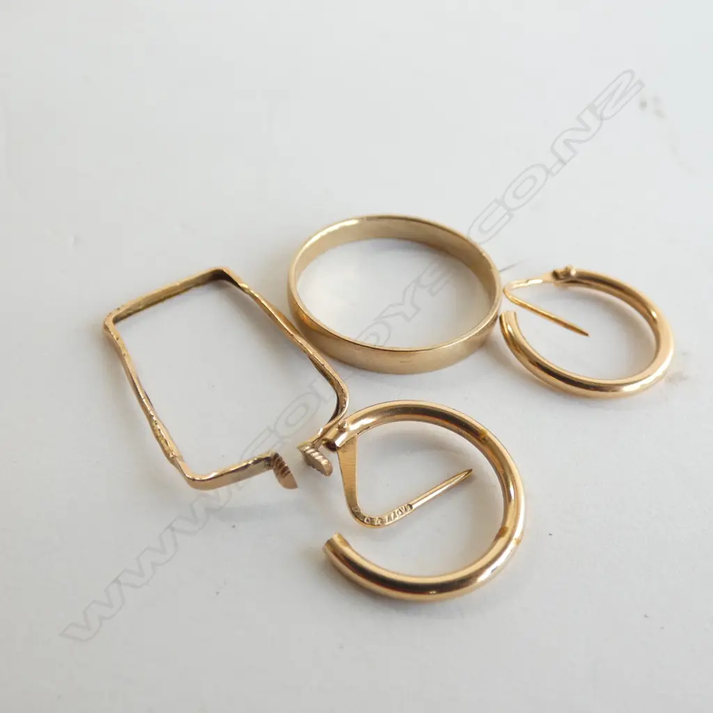 9CT GOLD RING 1.88gms & 3 OTHER PCES PROBABLY GOLD 2.48GMS. ETC  Image 1++
