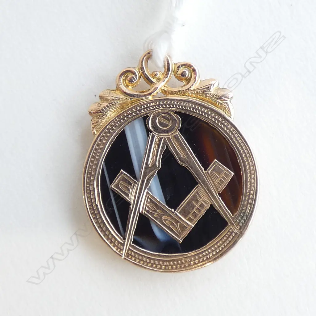 C1900 9CT GOLD & AGATE MASONIC PENDANT Image 1++