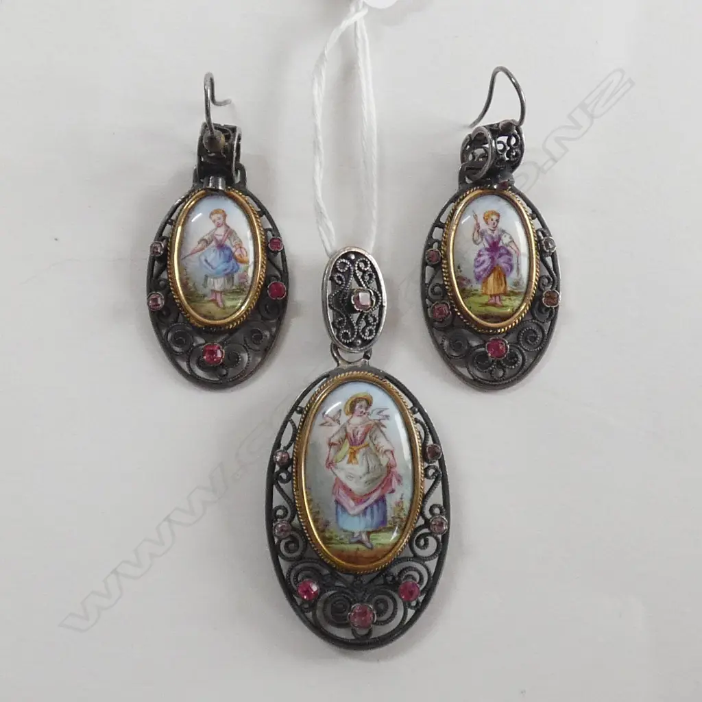 METAL & ROLLED GOLD VICTORIAN HAND PAINTED PORCELAIN MINIATURE PENDANT LOCKET & DROP EARRINGS.... Image 1++