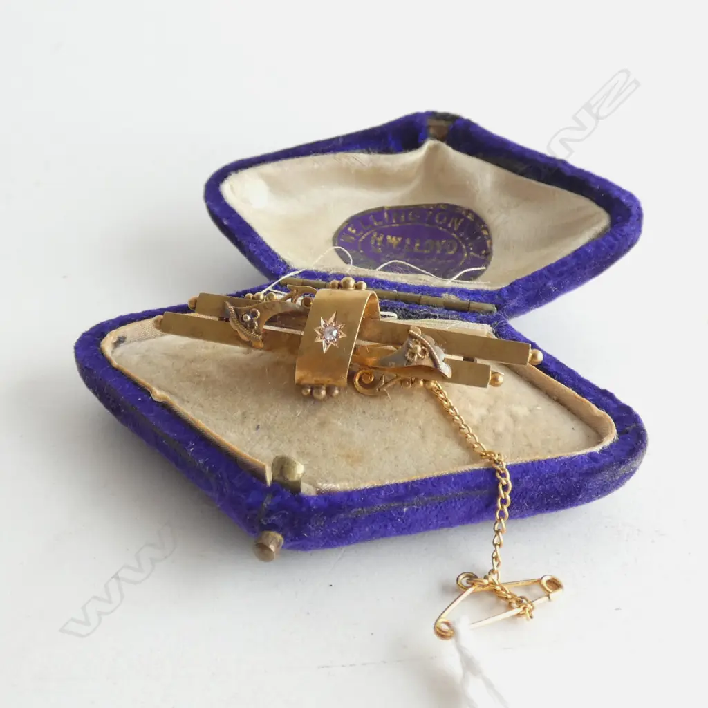 C1900 15CT GOLD BAR BROOCH 4.3GMS in box Image 1++