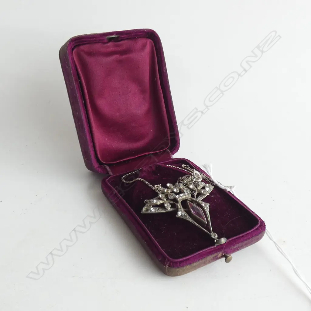 VINTAGE EARLY 20THC FANCY PENDANT NECKLACE FAUX DIAMONDS ON CHAIN IN CASE Image 1++