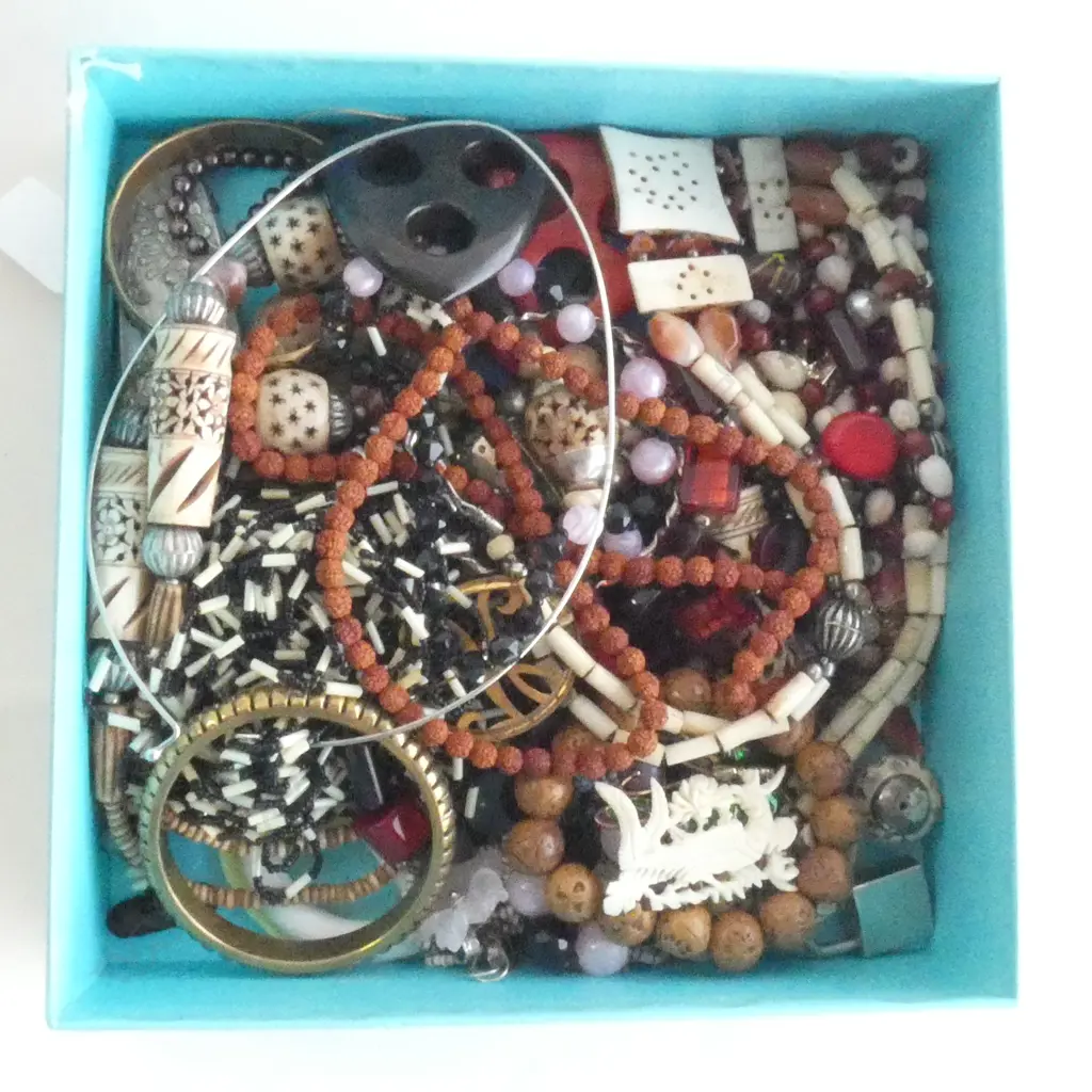 BOX LOT ASST COSTUME JEWELLERY  Image 1++