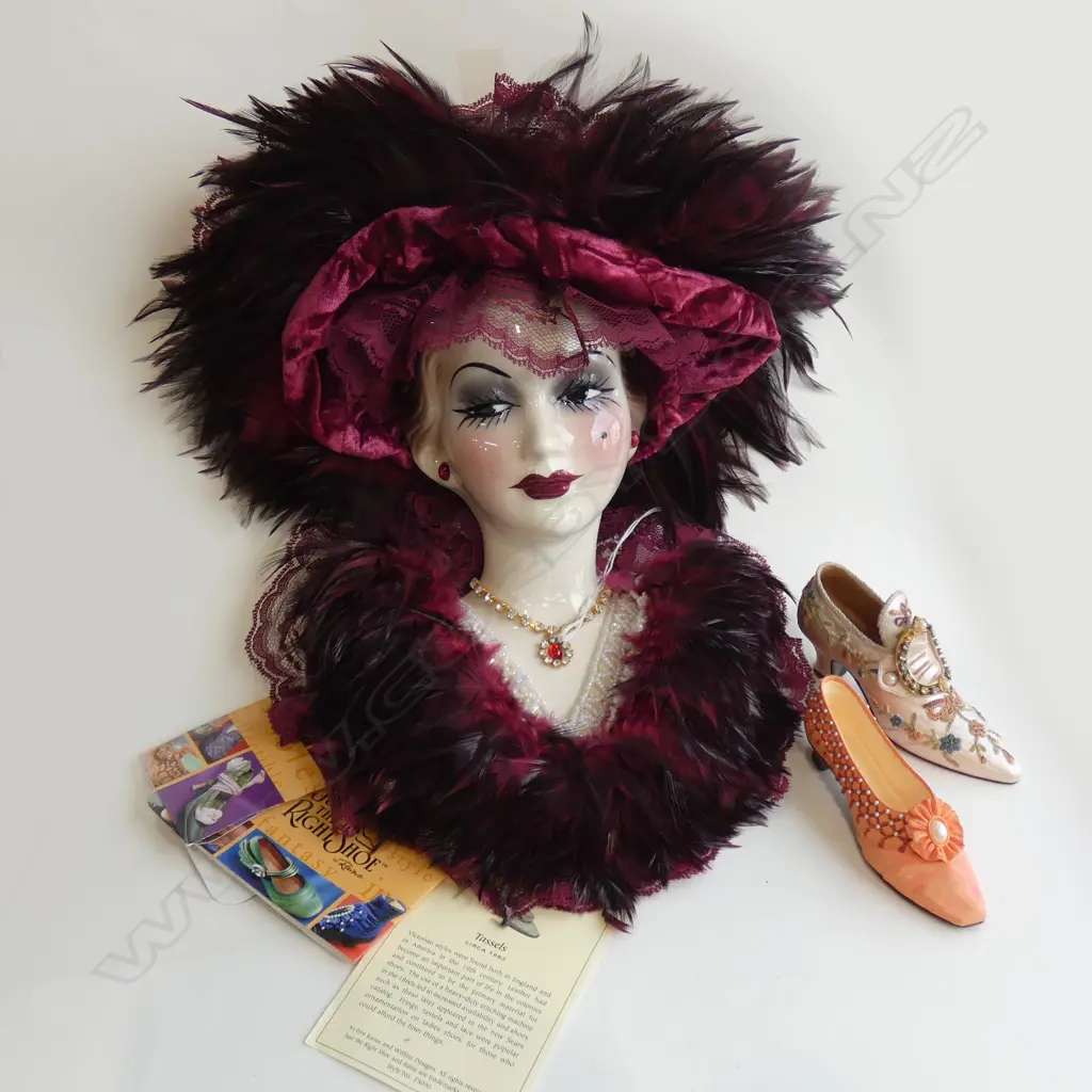 UNIQUE CREATIONS PORCELAIN WALL MASK L 320MM + 2 COLLECTABLE MINIATURE SHOES (L 115MM) Image 1++