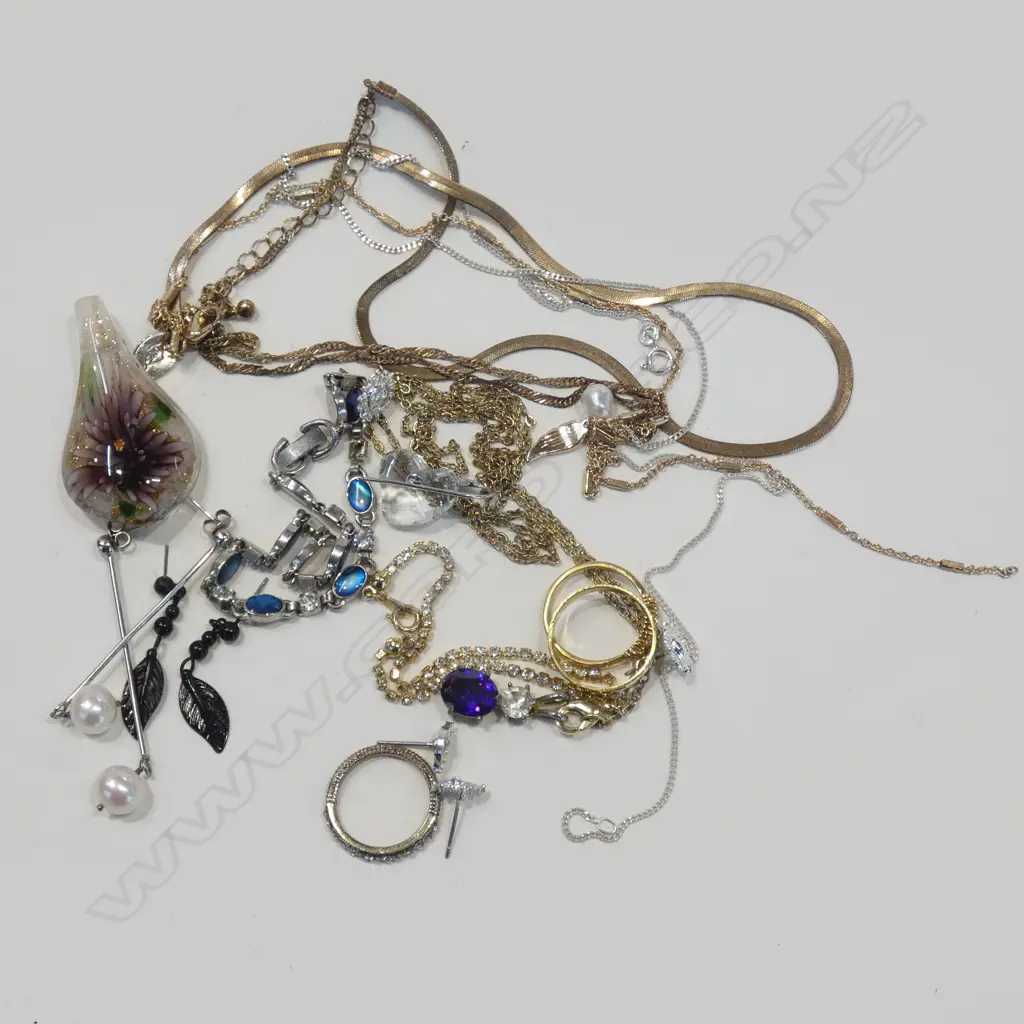 ASST. COSTUME JEWELLERY Image 1++