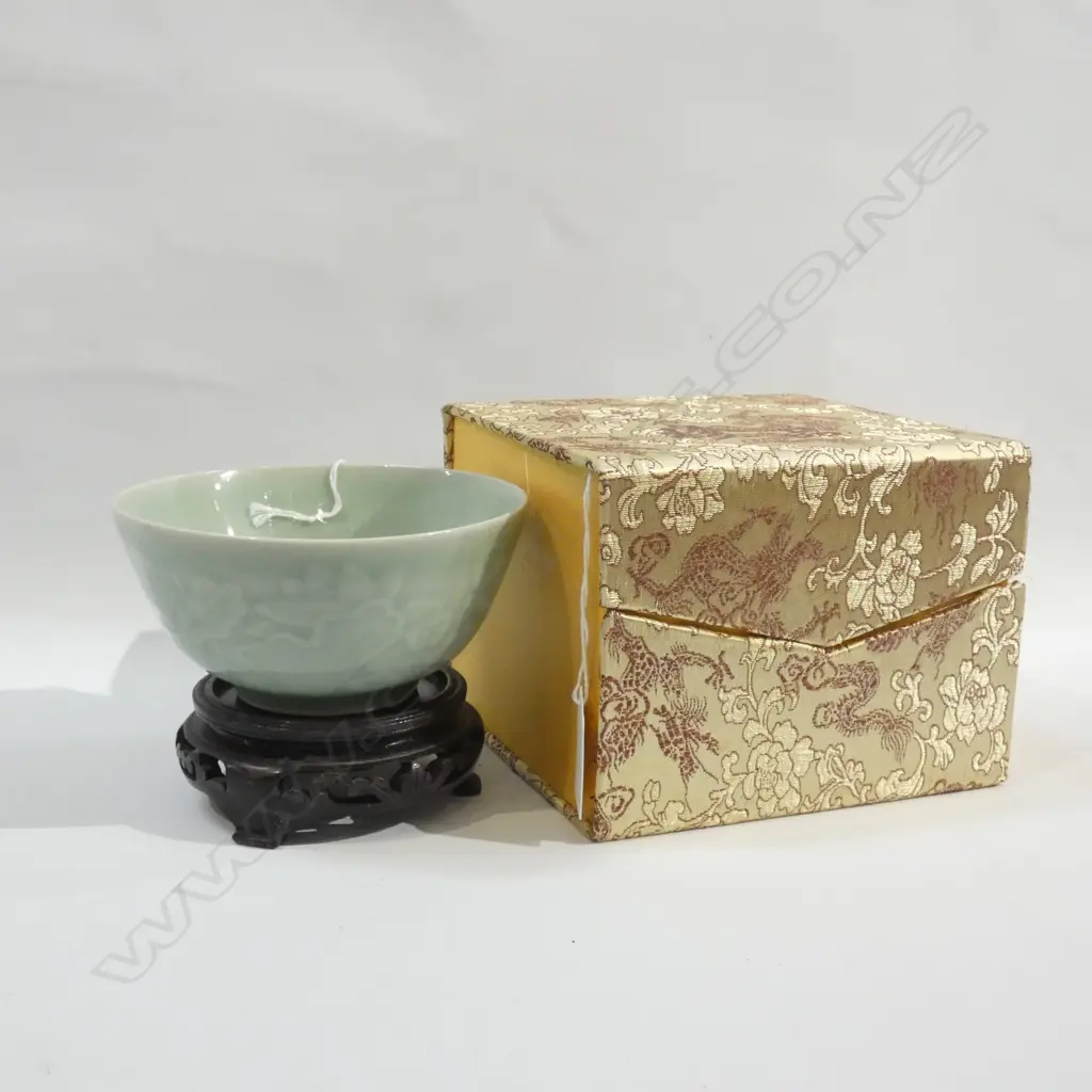 CHINESE CELADON BOWL   W/STAND Image 1++