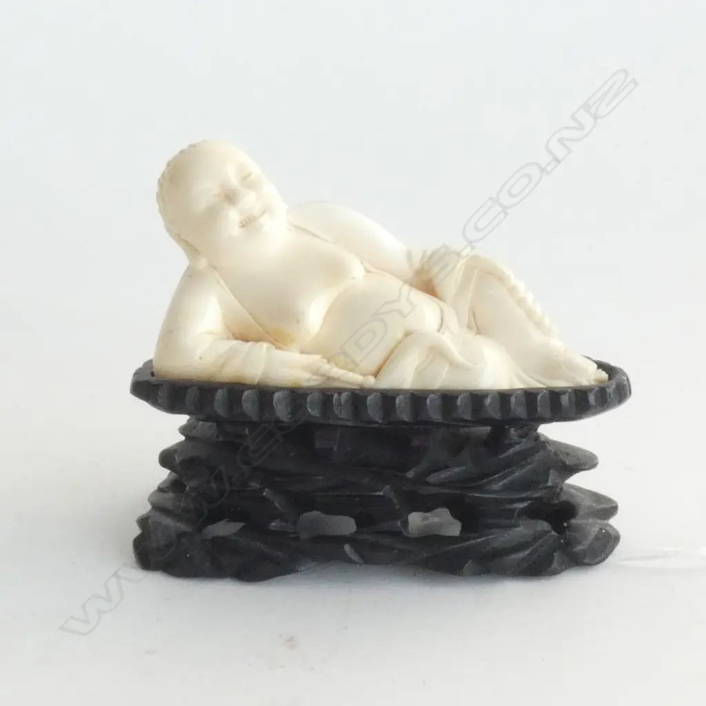 MARINE IVORY RECLINING BUDDHA ON CARVED WOODEN STAND W.85mm Image 1++