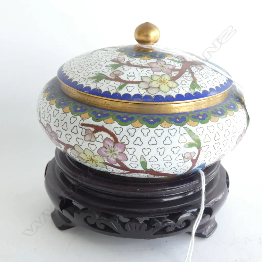 LIDDED CLOISONNÉ BOWL - WHITE BACKGROUND /BLUE BIRD & BLOSSOMS (DIA 130MM) - WITH WOODEN STAND Image 1++