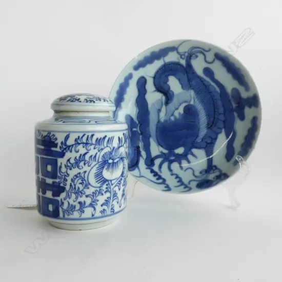 2 PCES B/W CHINESE CERAMICS; TEA CADDY & DRAGON PLATE 155mm dia