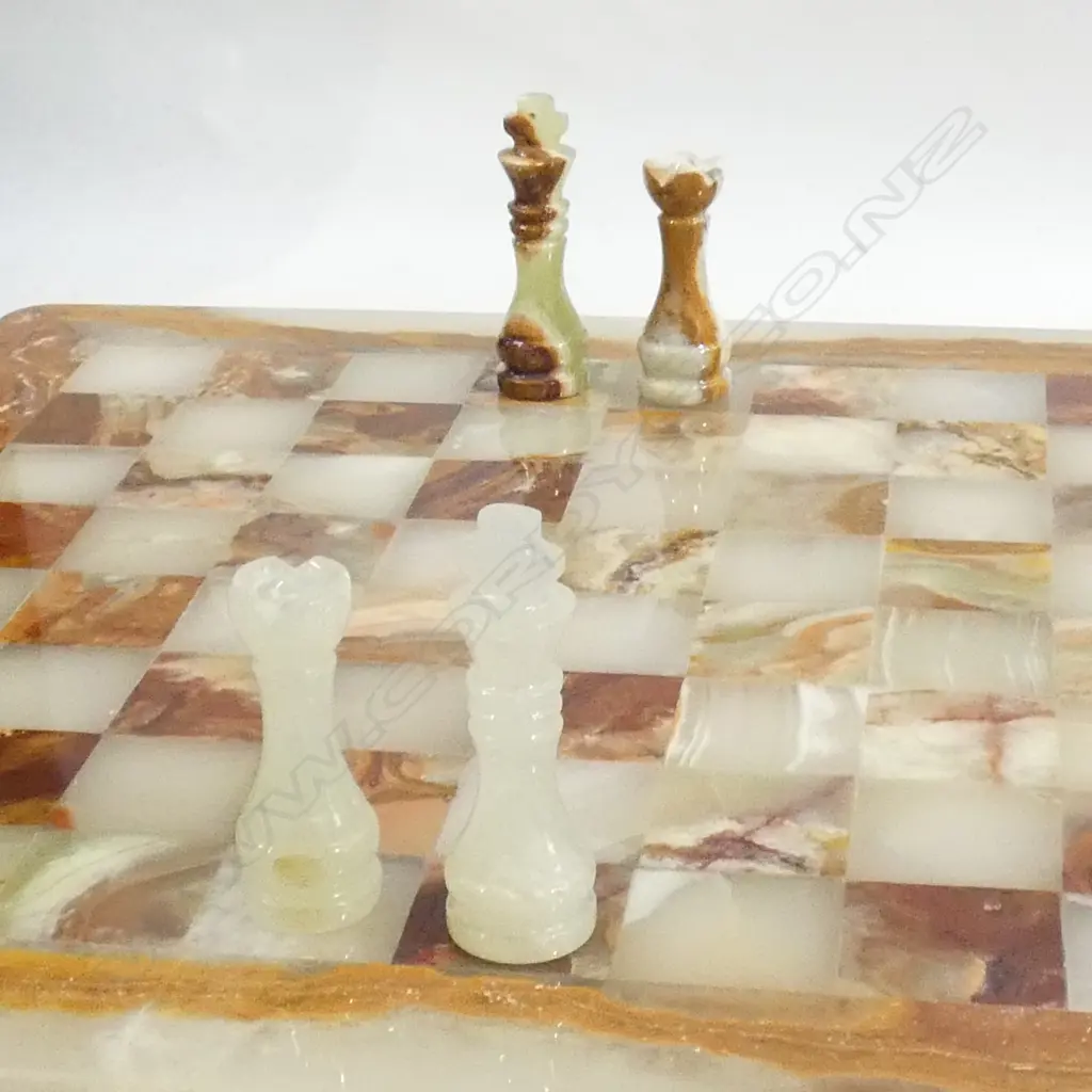 ONYX CHESS SET IN GREEN VELVET CASE  Image 1++