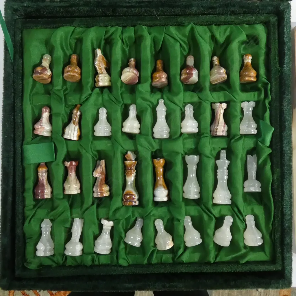 ONYX CHESS SET IN GREEN VELVET CASE  Image 1++