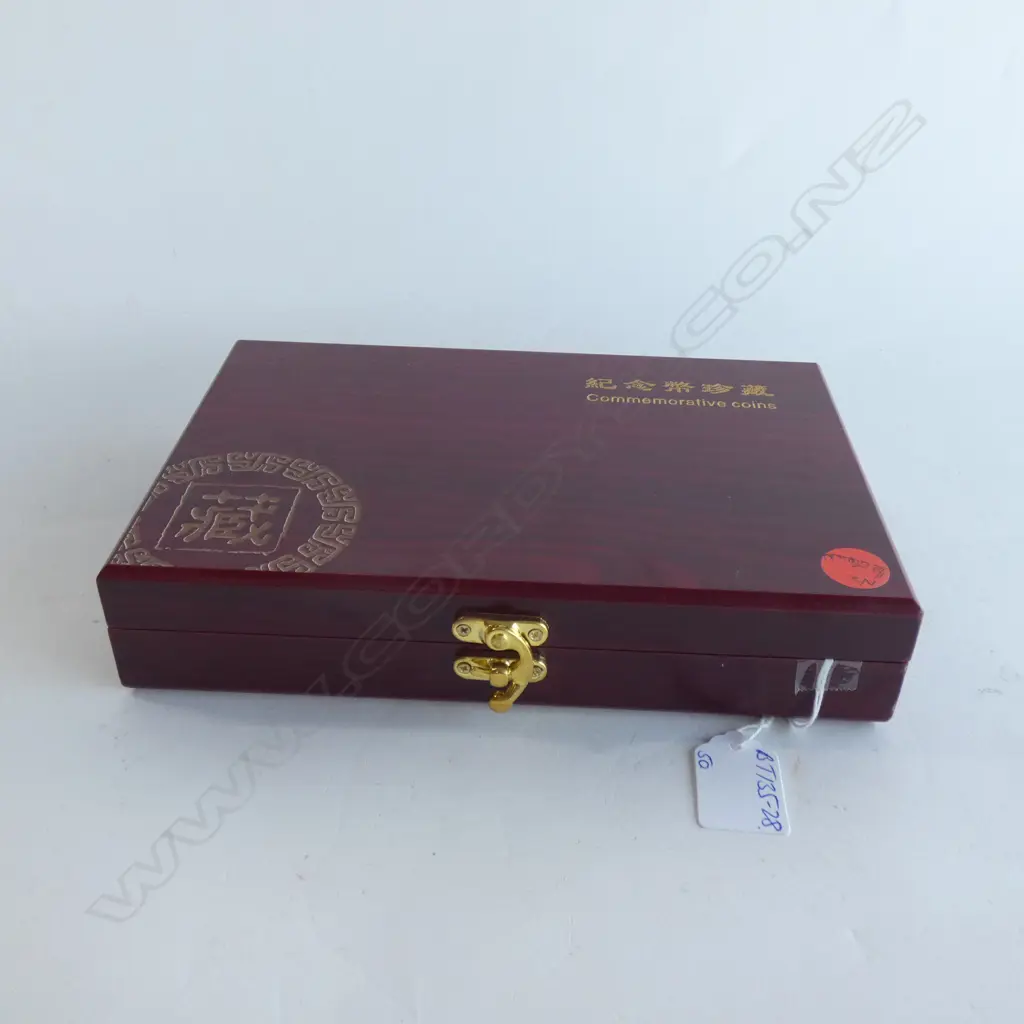 HARD CASE OF 50 NZ HALF CROWNS LATE 1940'S TO '60'S Image 1++