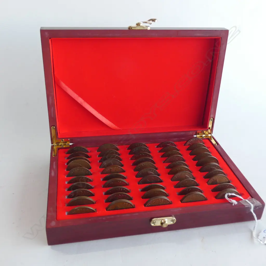 HARD CASE OF 60 NZ COPPER PENNIES Image 1++