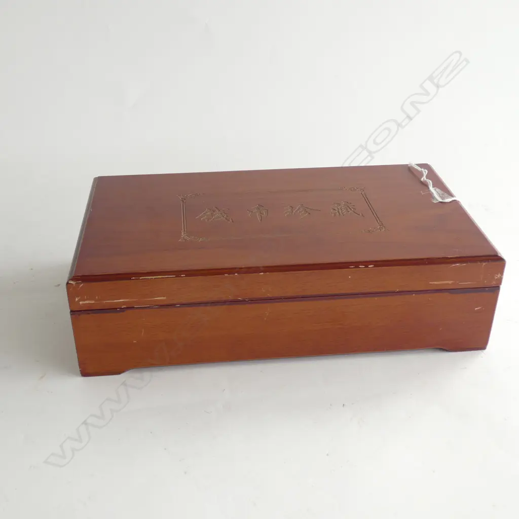 BOX OF 50 CASED COINS UK & NZ UNC CROWNS ETC Image 1++