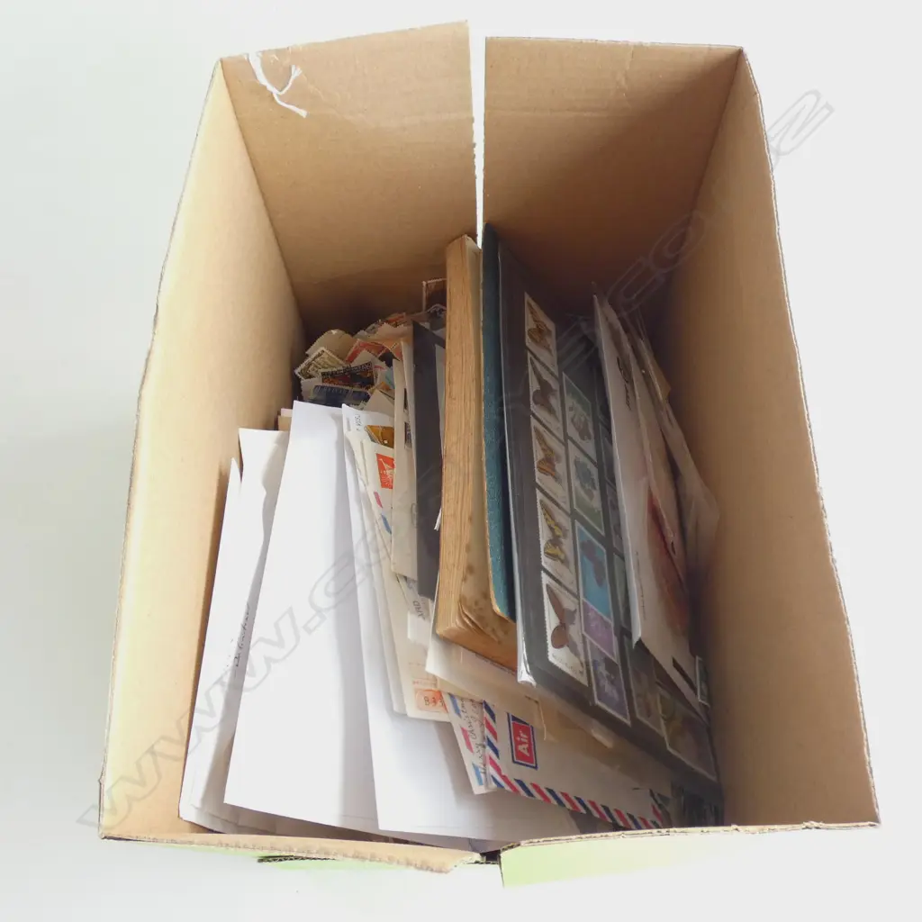 BOX ASST STAMPS NZ LOOSE & VARIOUS WORLD IN PACKETS. Image 1++