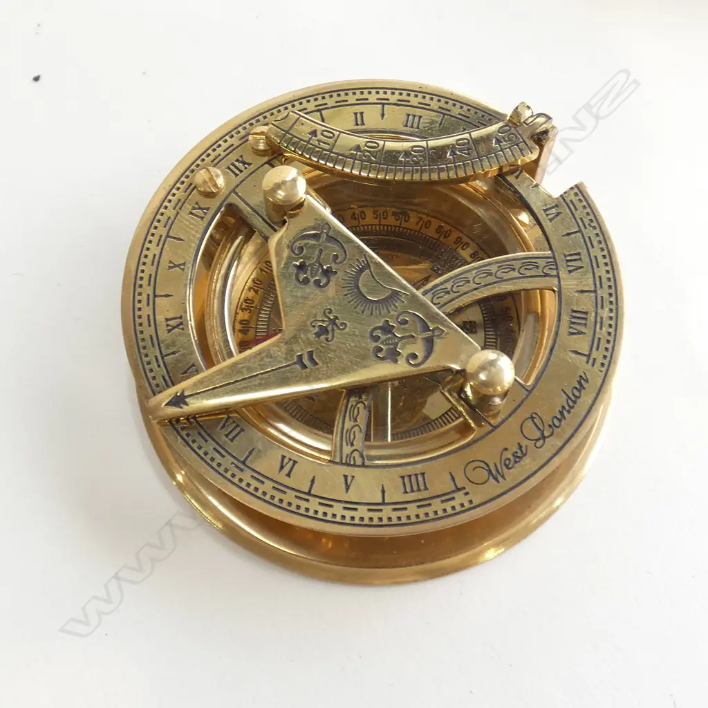 WEST LONDON BRASS COMPASS & SUNDIAL (DIA 67MM) IN WOODEN BOX Image 1++