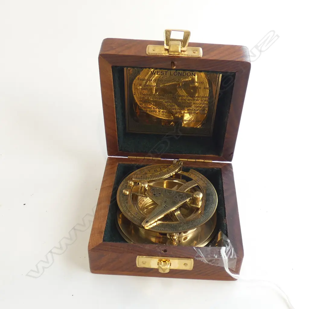 WEST LONDON BRASS COMPASS & SUNDIAL (DIA 67MM) IN WOODEN BOX Image 1++