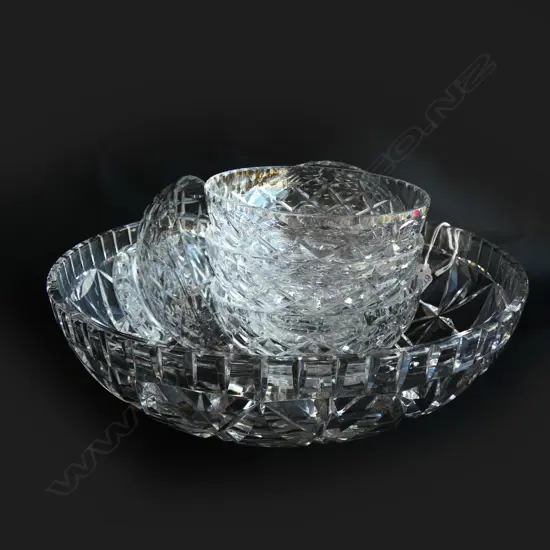 LG CRYSTAL FOOTED BOWL (DIA 255MM) & 5 SM BOWLS (SM CHIP TO ONE)