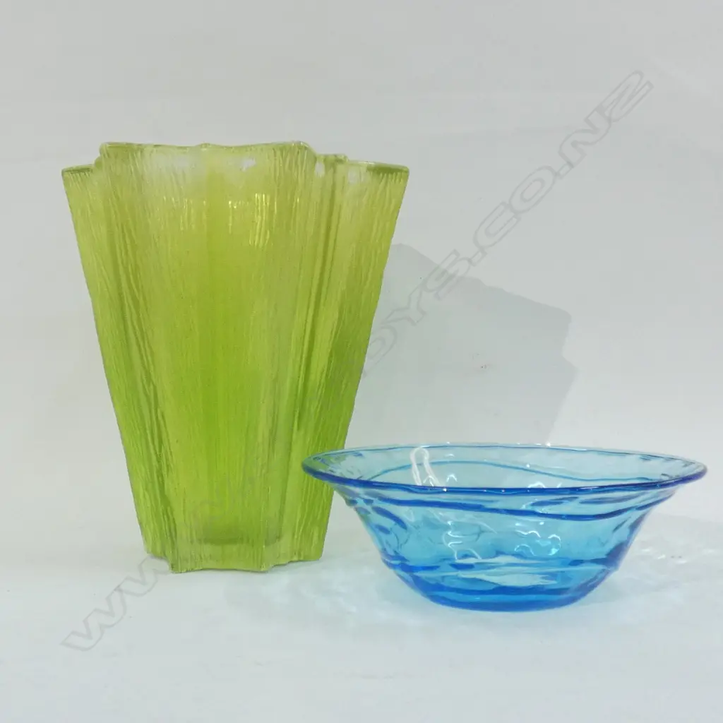 GREEN ART GLASS VASE (H 160MM) & BLUE GLASS BOWL (DIA 140MM) Image 1++