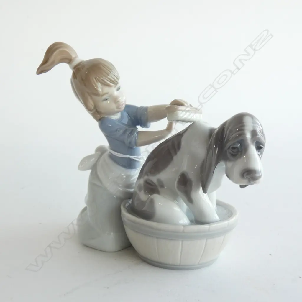 LLADRO FIGURINE 'BASHFUL BATHER' GIRL & DOG H. 130MM Image 1++