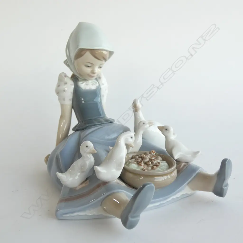 LLADRO FIGURINE 'MY HUNGRY BROOD' 175 X 185MM Image 1++
