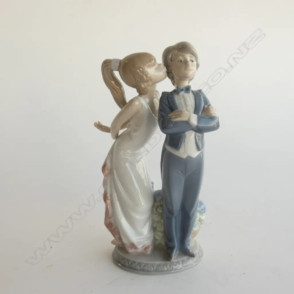 LLADRO FIGURINE 'LET'S MAKE UP' H. 210MM Image 1++