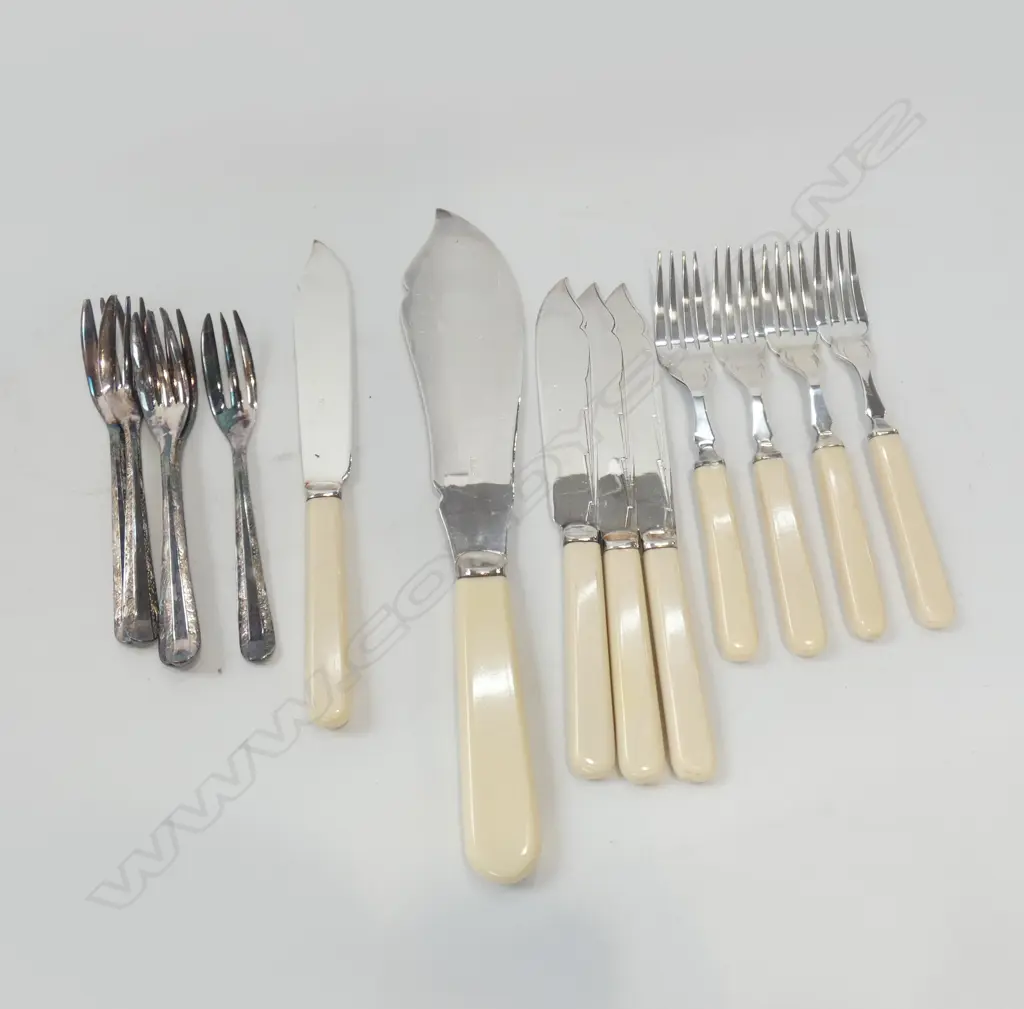 BAG CUTLERY; FAUX BONE FISH SET / BOXED DESSERT FORKS Image 1++