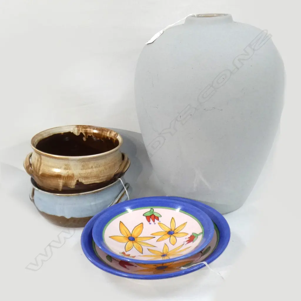 2 PHILIPPA TAYLOR CERAMIC DISHES (LARGEST DIA 24MM) + 2 POTTERY BOWLS (DIA 185MM) & LG GREY VASE (H400MM) Image 1++