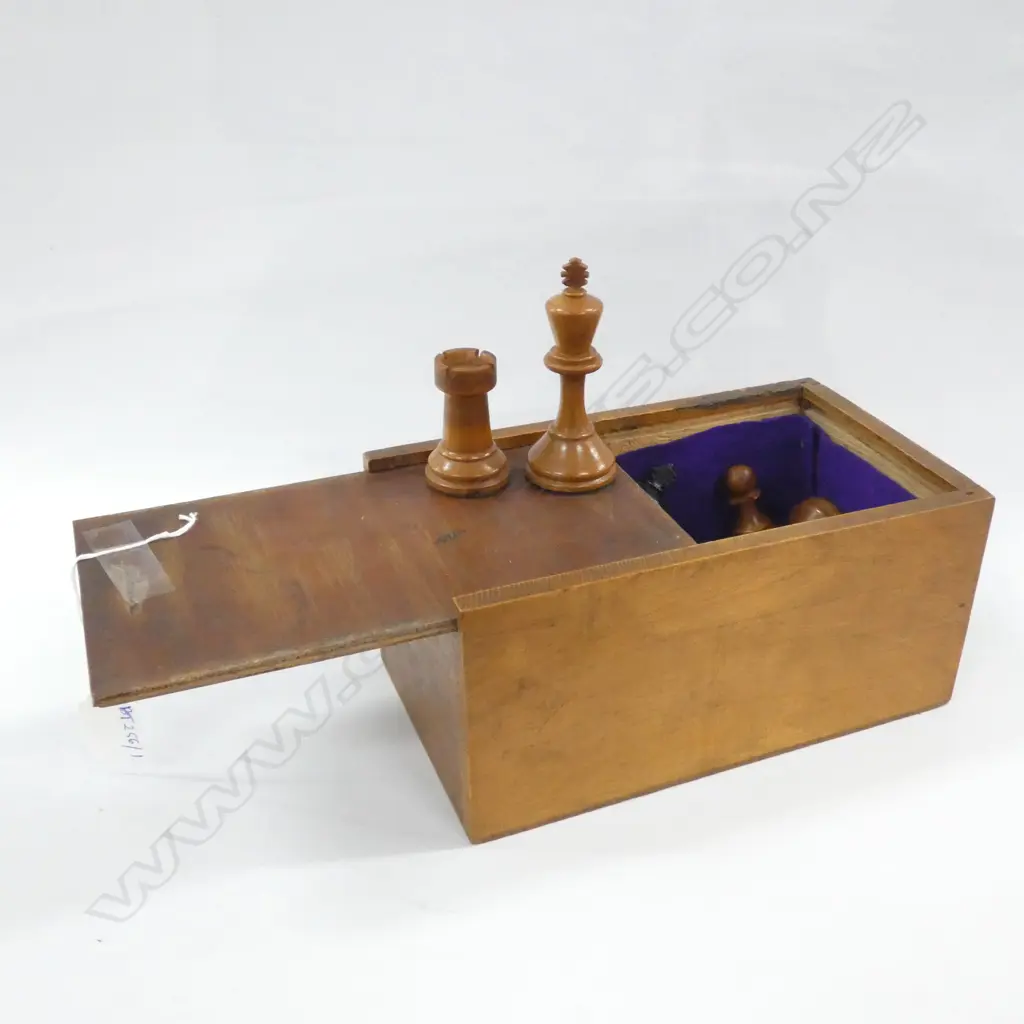 WEIGHTED BOXWOOD STAUNTON CHESS SET, IN WOODEN BOX Image 1++