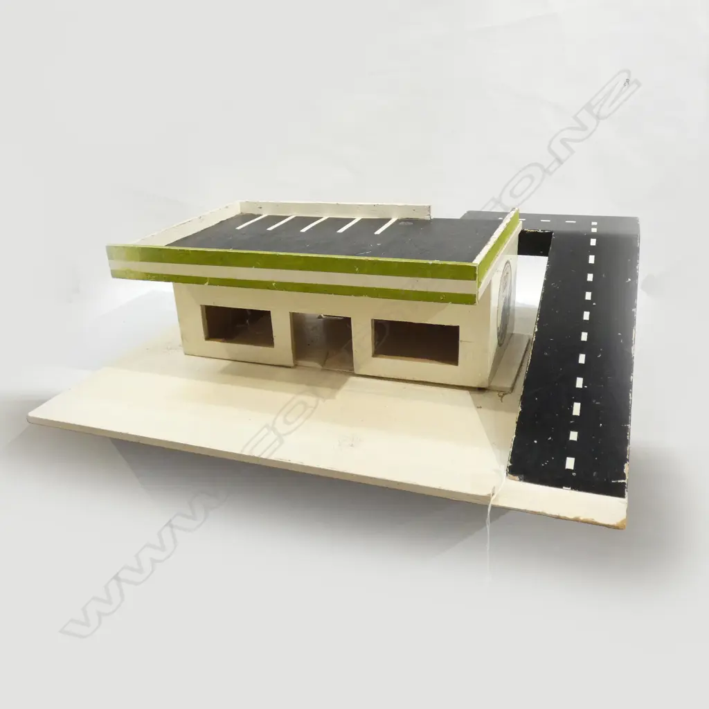 VINTAGE WOODEN TOY GARAGE L 550MM  Image 1++