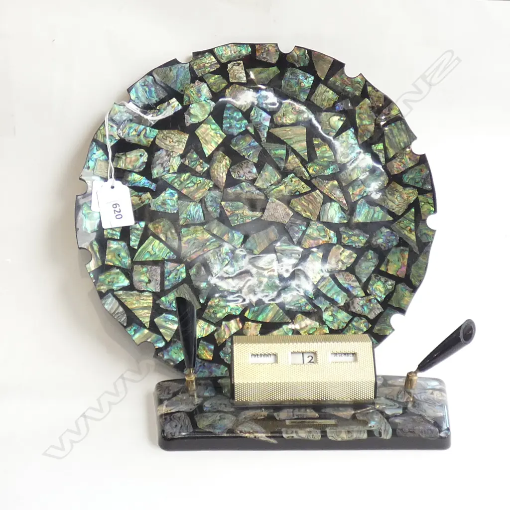 NZ PAUA SHELL PLATES (DIA 267MM) & DESK CALENDAR w PEN HOLDERS L 210MM) Image 1++
