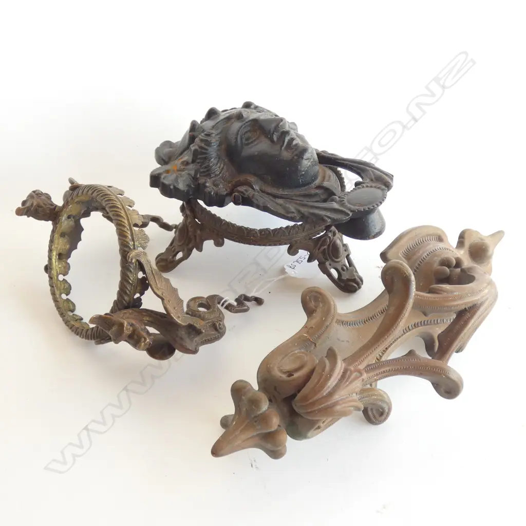 2 VINTAGE DOOR KNOCKERS AND SET VADSE MOUNTS Image 1++