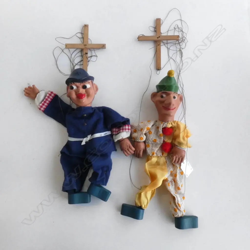 VINTAGE PUNCH AND POLICEMAN STRING PUPPETS C1950'S  H 310MM Image 1++