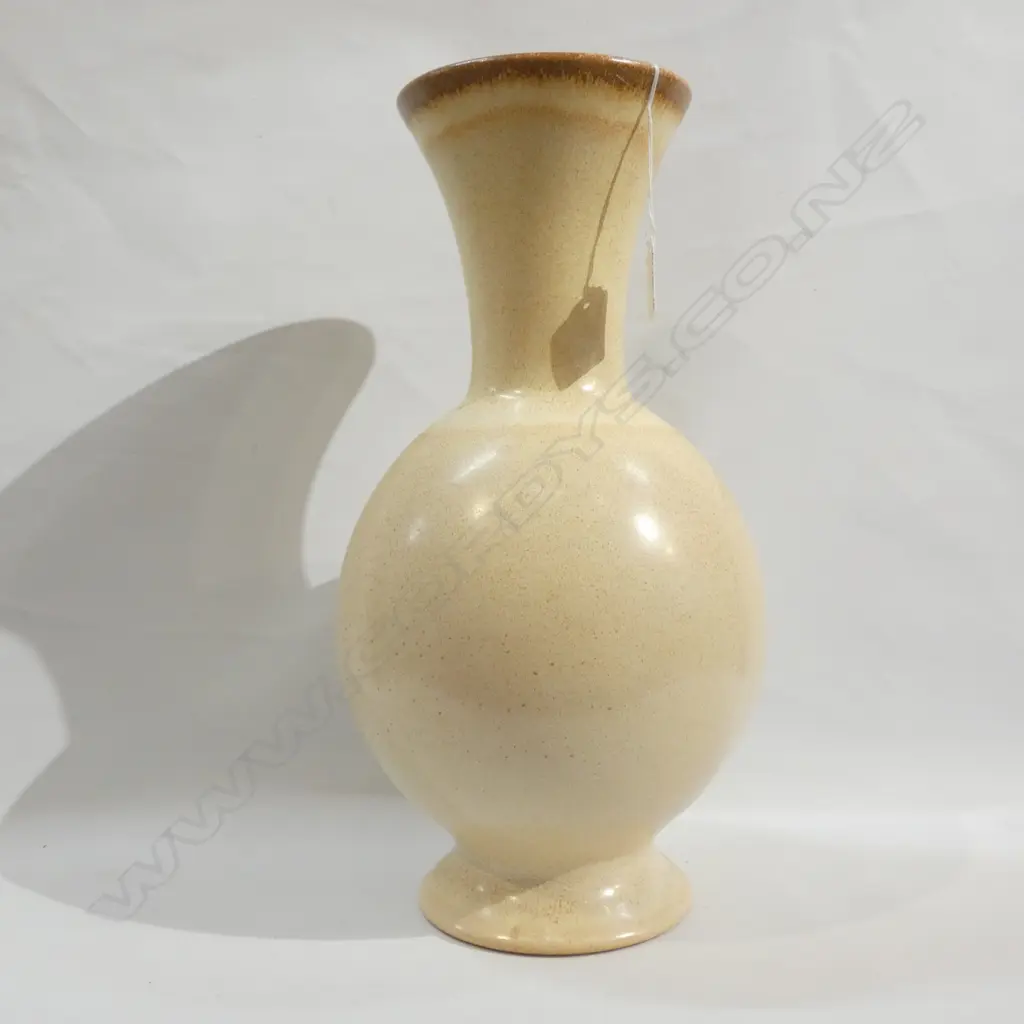 MANCUNIAN POTTERY (MT MAUNGANUI) VASE H 410MM Image 1++