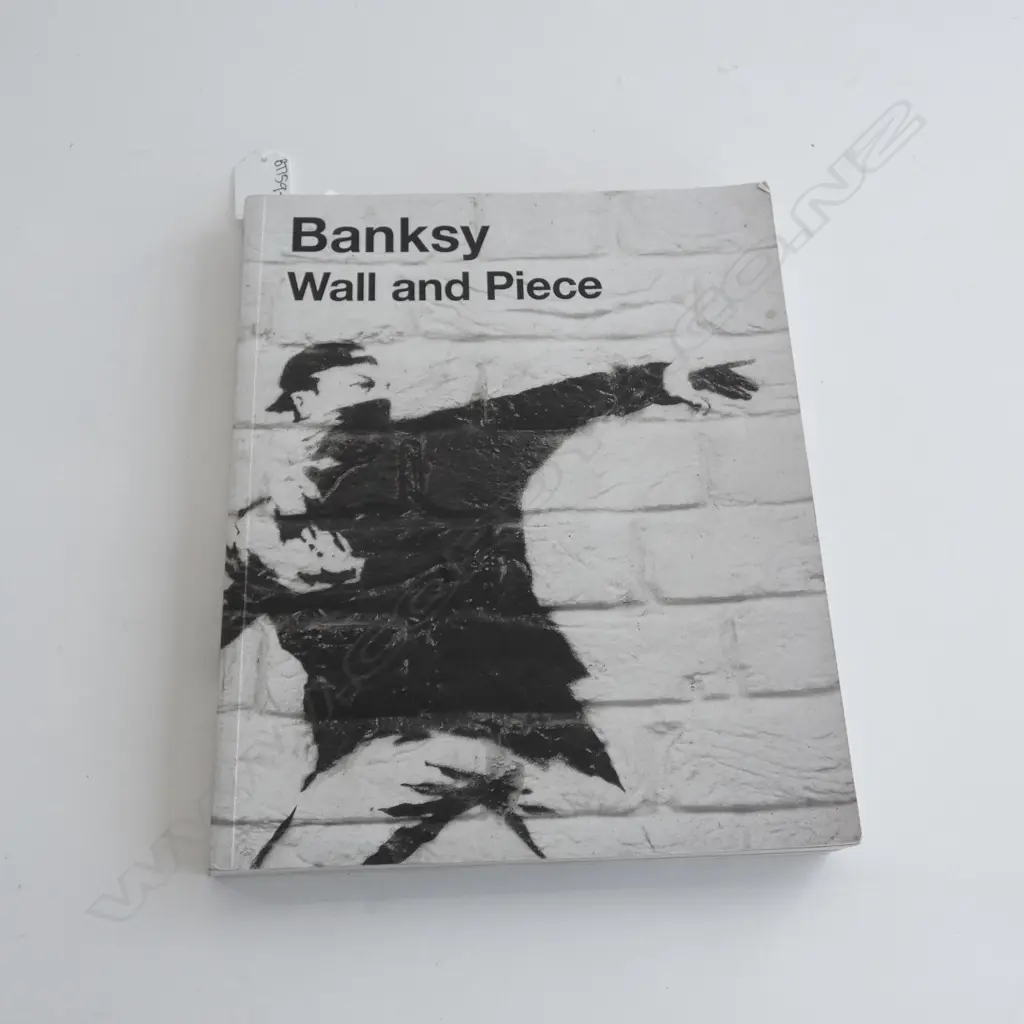 BANKSY - WALL AND PIECE COFFEE TABLE BOOK  Image 1++