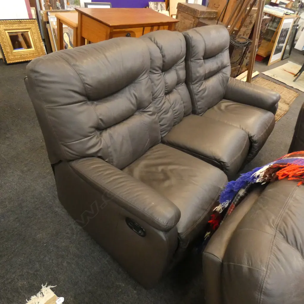 BROWN LEATHER LOUNGE SUITE; 2 CHAIRS & SOFA IN 3 PCES Image 1++
