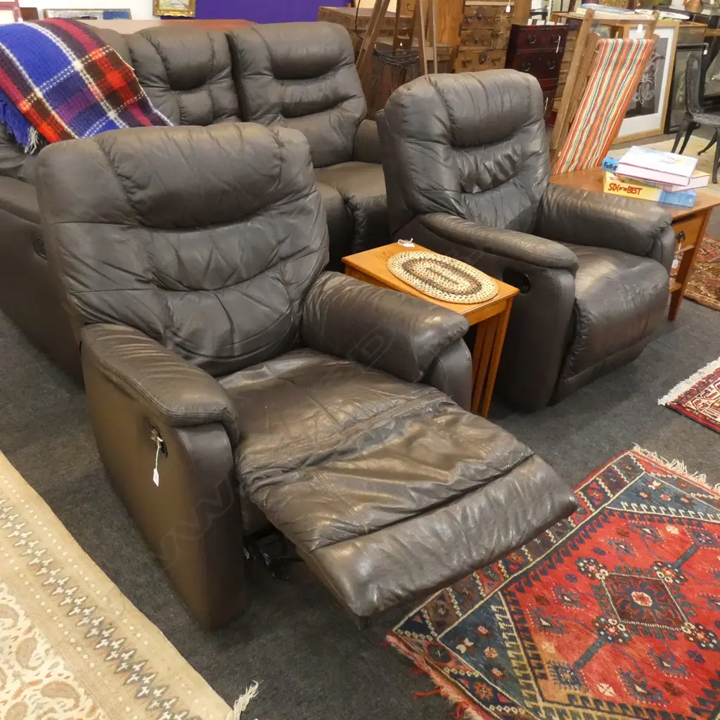 BROWN LEATHER LOUNGE SUITE; 2 CHAIRS & SOFA IN 3 PCES Image 1++