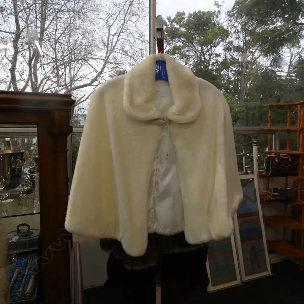 WHITE FAUX FUR CAPE WITH 1950'S STYLE CLASP (WINTER BRIDE?) Image 1++