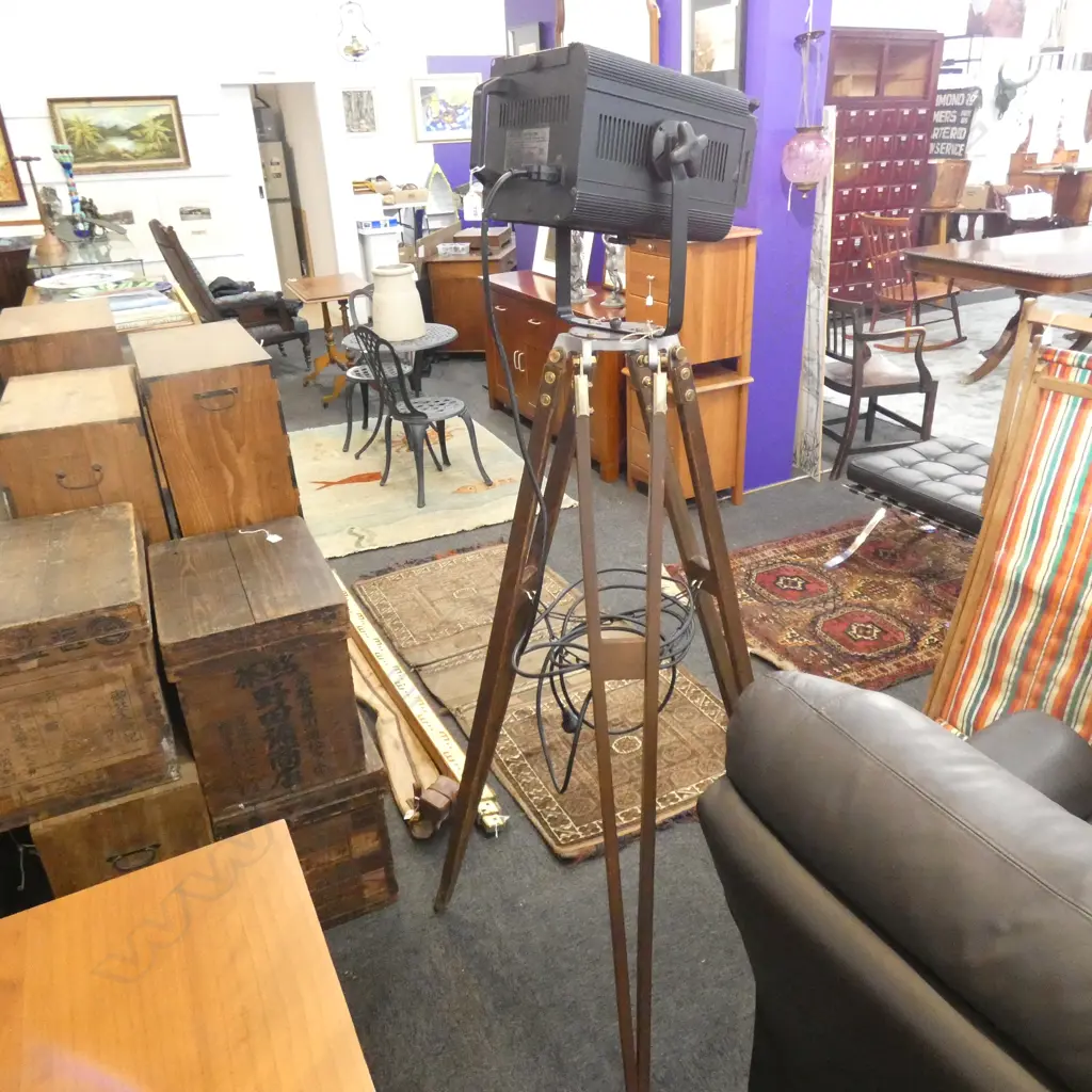 TRIPOD SPOTLIGHT LAMP H.1660mm Image 1++