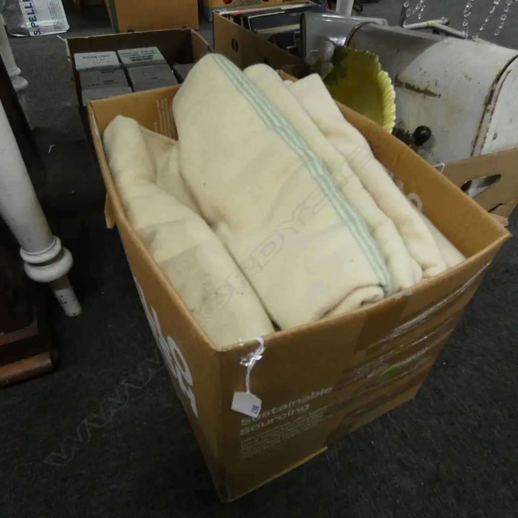BOX VINTAGE QUEEN WOOL BLANKETS Image 1++