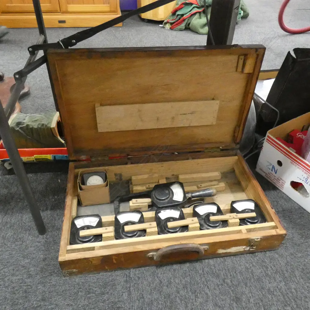 ELECTRICAL AMP READERS IN WOODEN CASE Image 1++