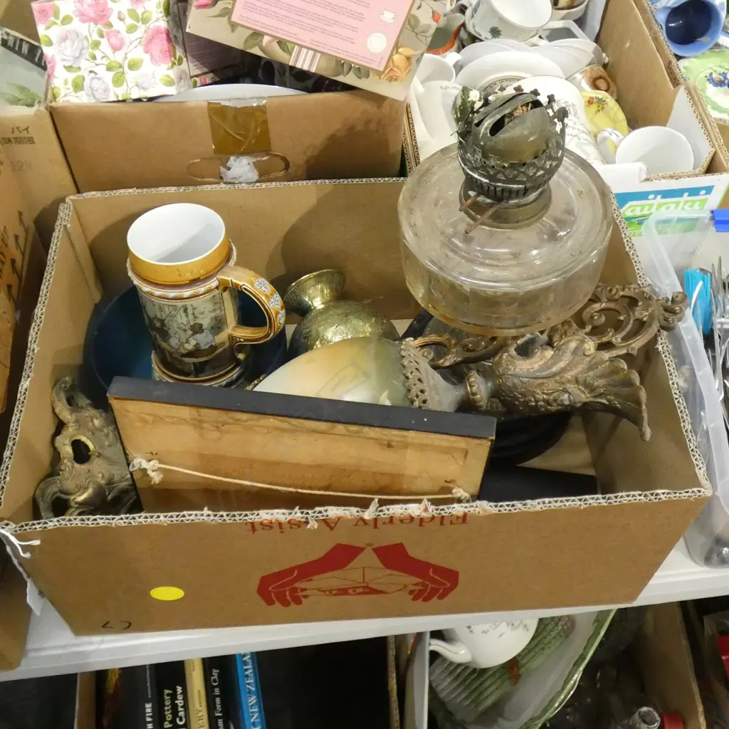 BOX LOT KERO LAMP, ORNATE URN VASE, TANKARD ETC Image 1++