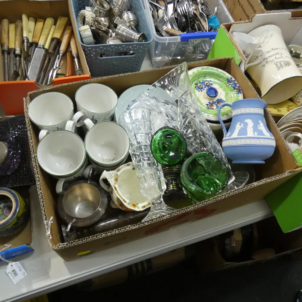 BOX MISC INCL TEA SET; BRASS ETC. Image 1++