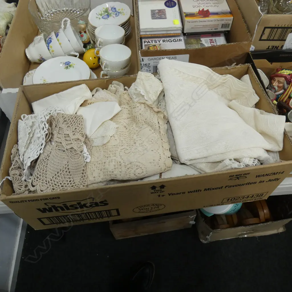 BOX ASST LINEN / DOILIES ETC.. Image 1++