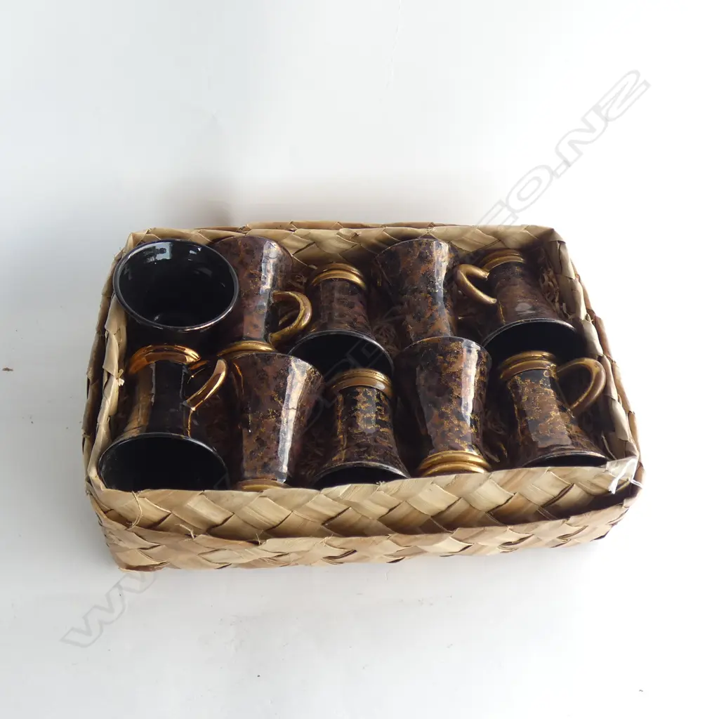 9 GOLD & BROWN GLAZED POTTERY MUGS + SUGAR BOWL IN WOVEN DISPLAY BASKET Image 1++