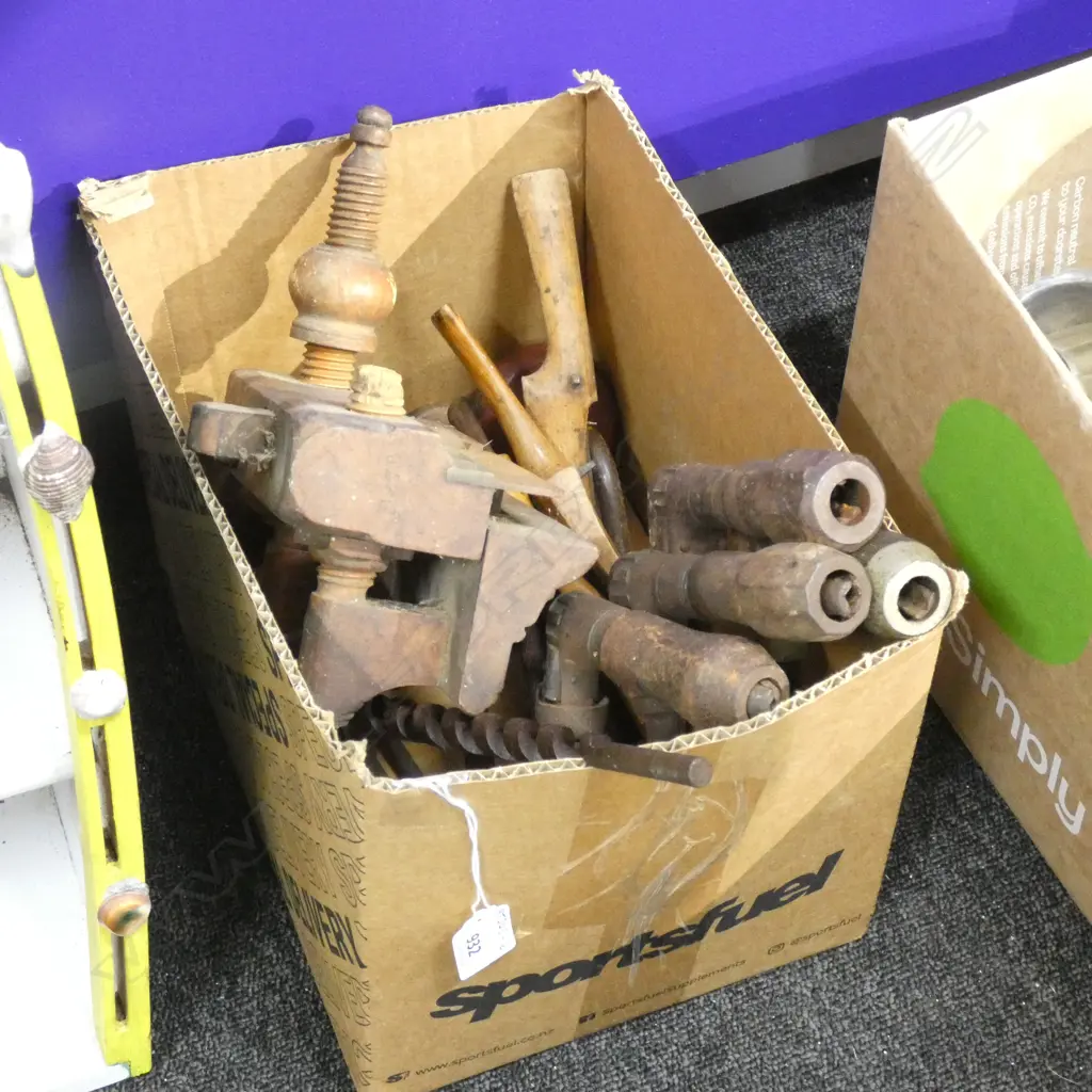 BOX OLD TOOLS INCL BRACES  Image 1++