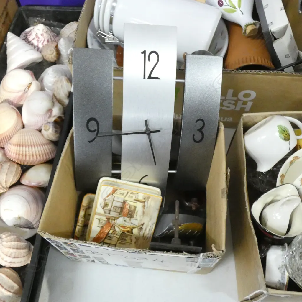 BOX MISC; WALL CLOCK / BRASS HANDLES / LETTER SLOT Image 1++