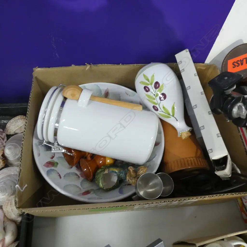 BOX MISC; INCL POTTERY / FRAME / FISH SET ETC.. Image 1++