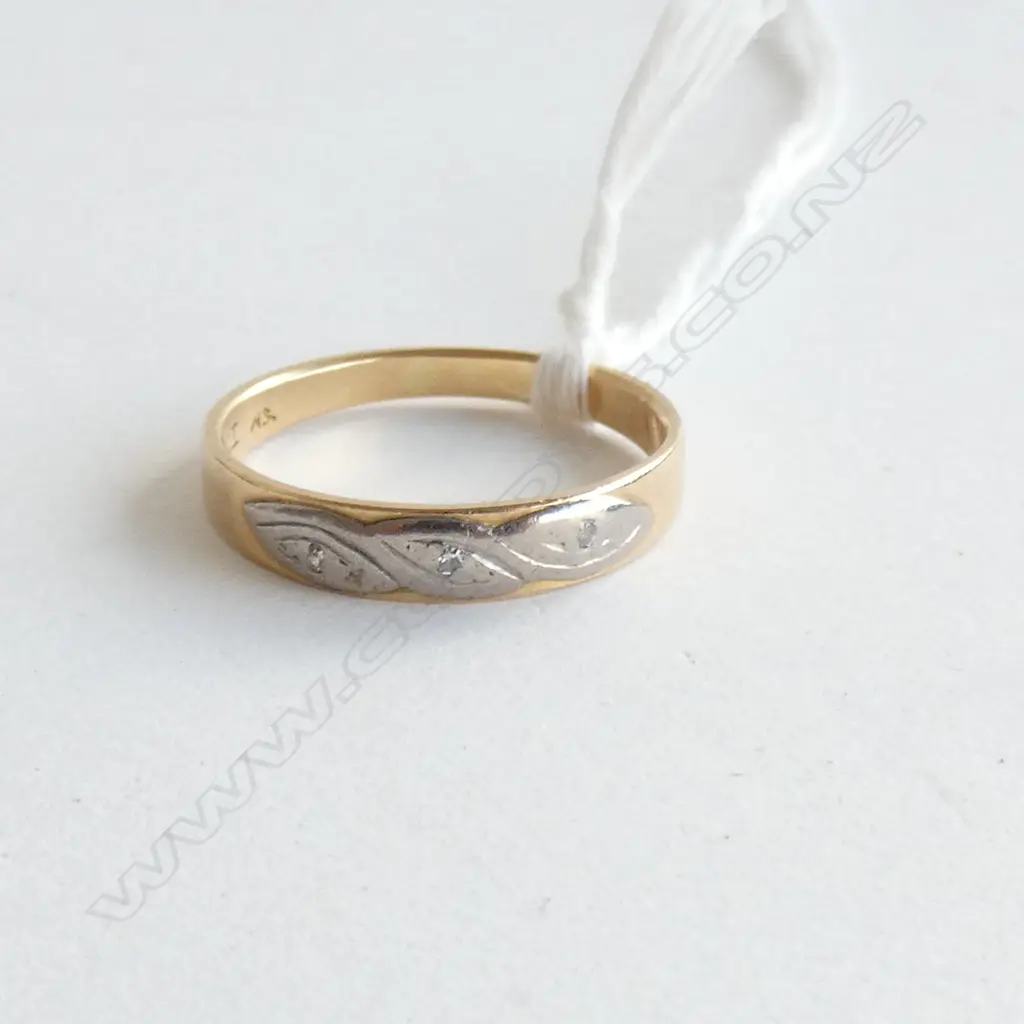 18CT GOLD & DIAMOND BAND RING  Image 1++