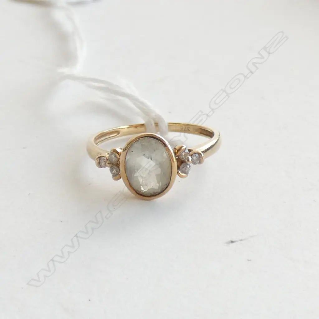 9CT GOLD RING WITH PALE  AQUA & DIAMOND Image 1++